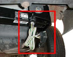 Plug 4-pole into 6-way or 7-way adapter Image