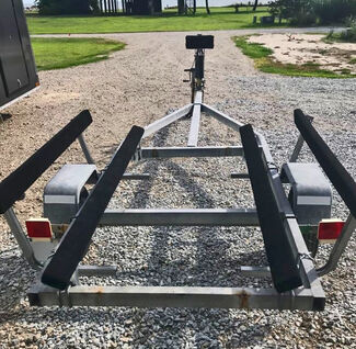 Boat trailer with bunks