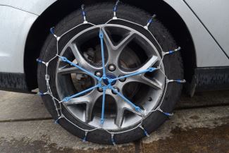 Rubber adjuster on tire chain